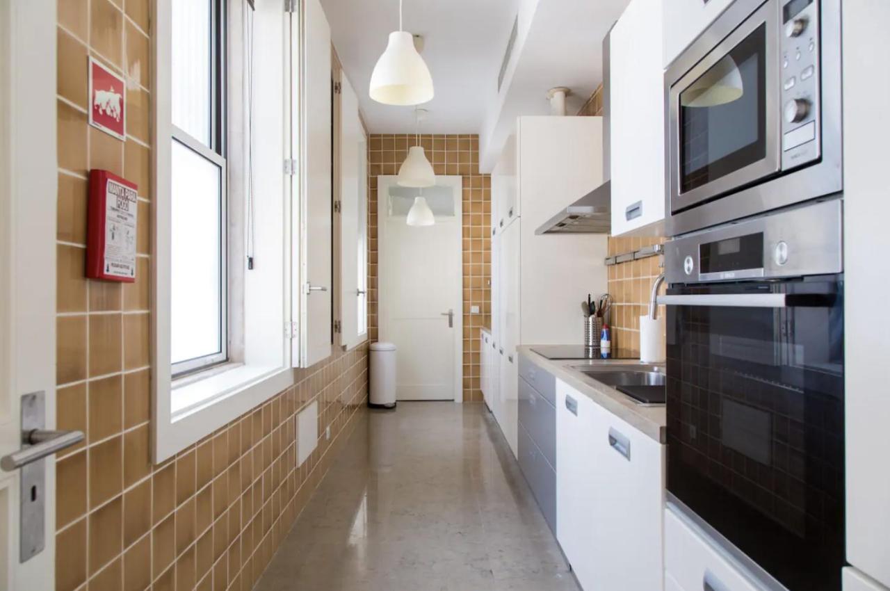 Beautiful 3-Story House In Chiado With A 40M² Private Terrace Lägenhet Lisboa Exteriör bild