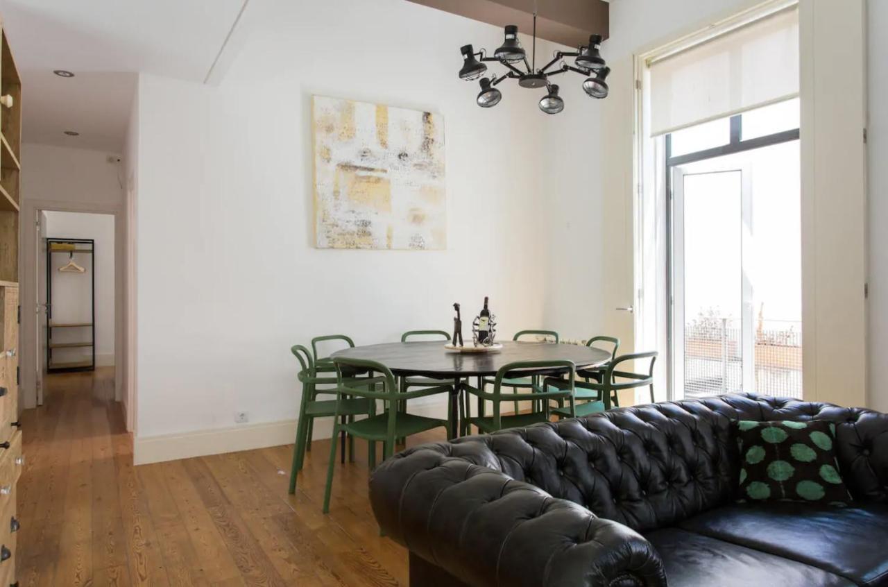 Beautiful 3-Story House In Chiado With A 40M² Private Terrace Lägenhet Lisboa Exteriör bild