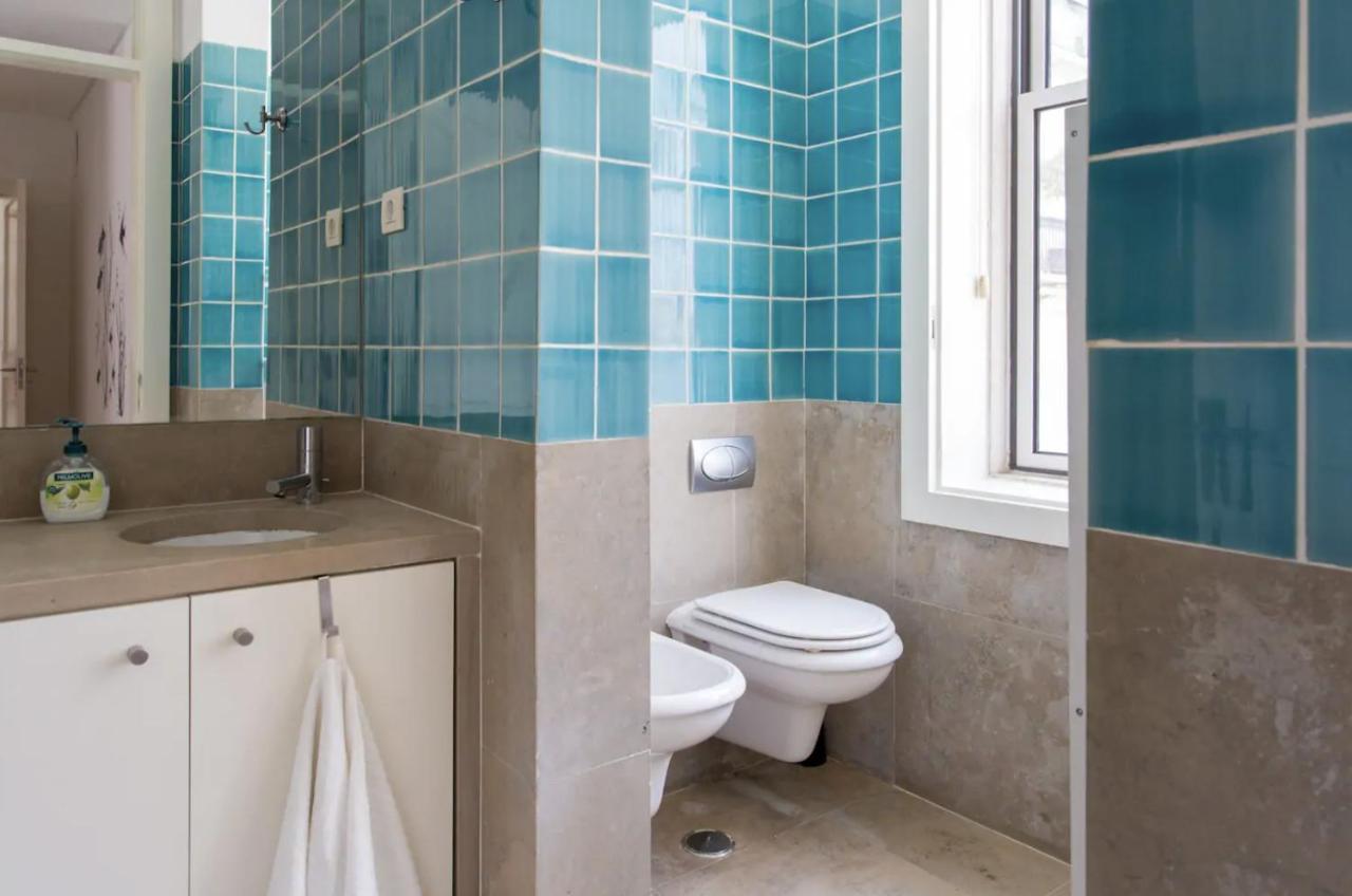 Beautiful 3-Story House In Chiado With A 40M² Private Terrace Lägenhet Lisboa Exteriör bild
