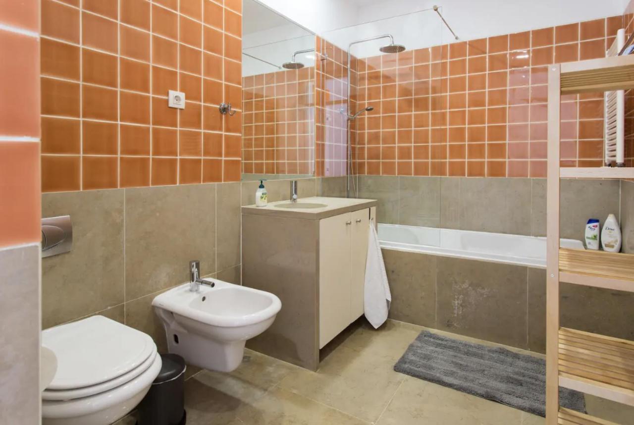 Beautiful 3-Story House In Chiado With A 40M² Private Terrace Lägenhet Lisboa Exteriör bild