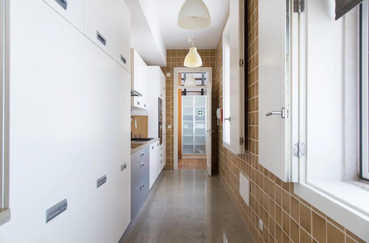 Beautiful 3-Story House In Chiado With A 40M² Private Terrace Lägenhet Lisboa Exteriör bild