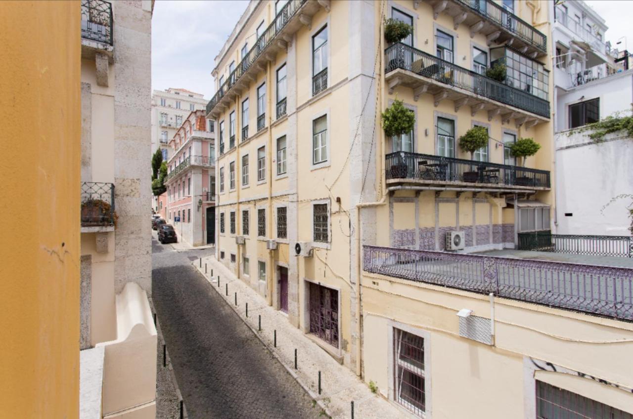 Beautiful 3-Story House In Chiado With A 40M² Private Terrace Lägenhet Lisboa Exteriör bild
